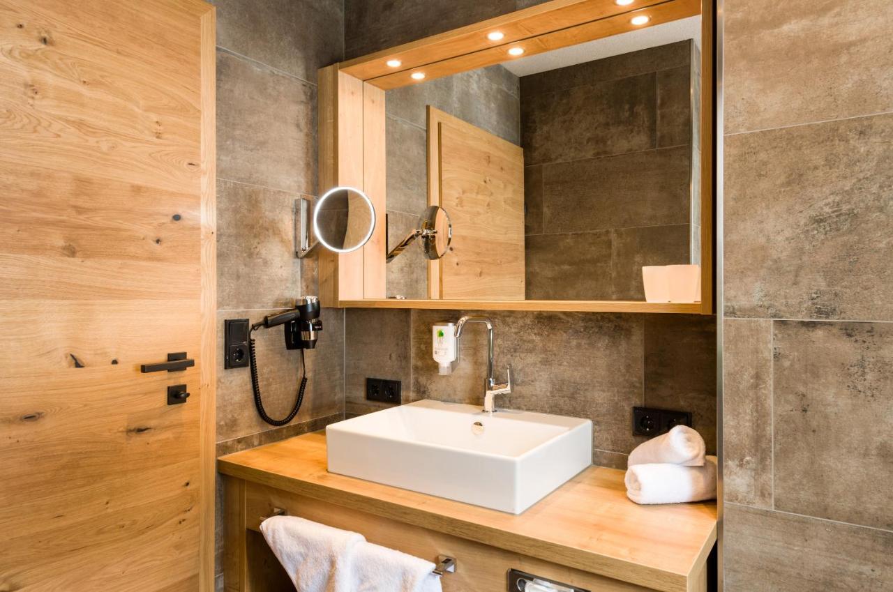 Wohlfuehlhotel Berg Heil Holzgau Exteriör bild